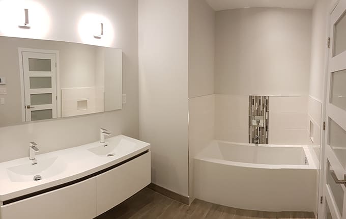 Rénovation pour salle de bain moderne à Chomedey, Laval.