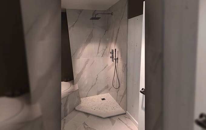 Pose de céramique salle de bain douche Mirabel