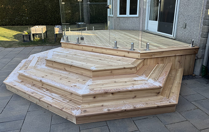 Balcon en bois avec rampes en verre Boisbriand