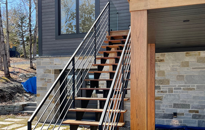 Escaliers sur mesure en aluminium et bois.