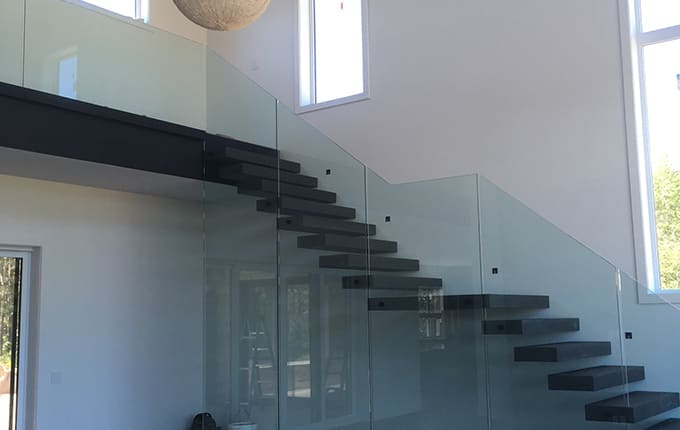 Escaliers sur mesure auto-portants en verre.