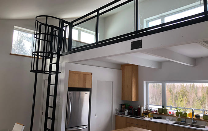 Escaliers sur mesure dans une mini maison.