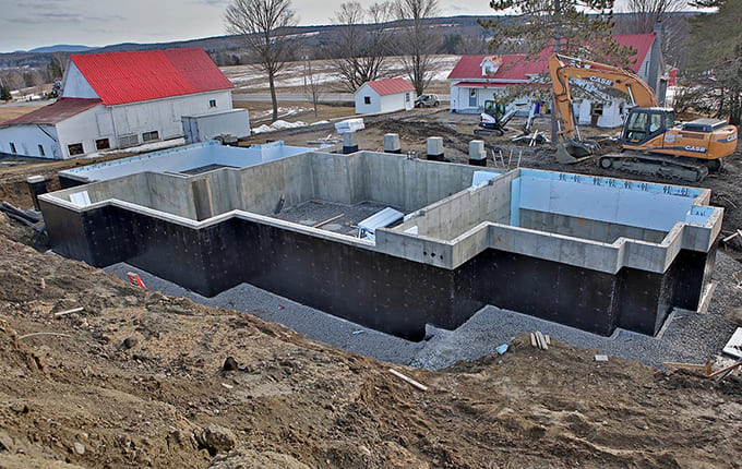 Construction d'une fondation de maison à Coaticook.